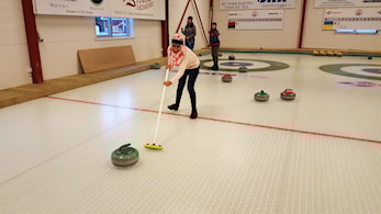 Ormseter-ungdom fikk prøve seg på curlingisen